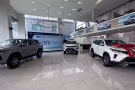 Cuối năm, nhiều hãng ô tô rơi vào cảnh không có xe để bán