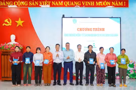 Tặng 1.000 thẻ BHYT cho người khó khăn khu vực Hoài Nhơn