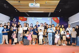 Ban tổ chức trao giải cho các thí sinh xuất sắc tại cuộc thi Storytelling Contest 2026.