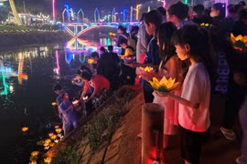 Đông đảo người dân tham gia thả đèn hoa đăng tại Phố đêm Chợ Nhỏ.