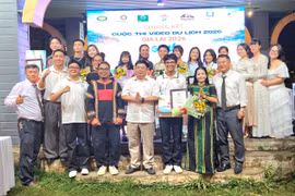 Ban tổ chức trao giải cho các thí sinh đạt giải tại cuộc thi.