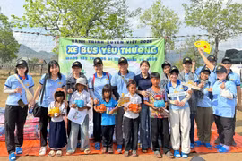 “Xe Bus Yêu Thương” đến với trẻ em buôn E Kia