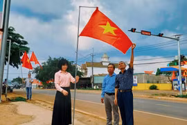 “Đường cờ Tổ quốc” tại xã KDang rực rỡ sắc đỏ sao vàng. 