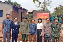 Ban tổ chức khởi công xây dựng nhà Đại đoàn kết cho gia đình ông Lướt (làng Rờng, xã KDang). Ảnh: ĐVCC