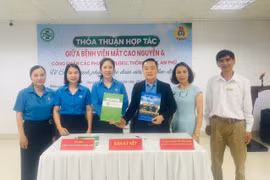 Đại diện các đơn vị ký kết thỏa thuận hợp tác phúc lợi chăm sóc sức khỏe mắt cho đoàn viên, người lao động. 