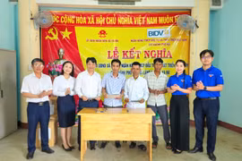 Đại diện Ngân hàng TMCP Đầu tư và Phát triển Việt Nam (BIDV) Chi nhánh Phố Núi ký kết biên bản kết nghĩa với làng Hơn (xã Ya Ma).