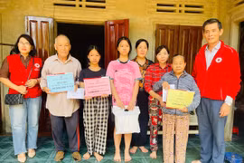 Hỗ trợ hơn 33 triệu đồng cho 2 gia đình có hoàn cảnh khó khăn ở xã Ân Tường