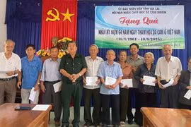 Trao tặng 55 suất quà cho nạn nhân chất độc da cam 