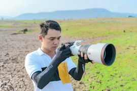Phạm Công Quý say mê với chiếc máy ảnh trên một chuyến tác nghiệp. Ảnh: NVCC