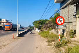 Đơn vị bảo trì đã điều chỉnh biển báo cấm ô tô tại nút giao thông cầu Gành qua phường An Nhơn Nam.