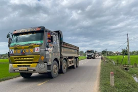 Hỗ trợ gần 2,4 tỷ đồng cho người dân bị ảnh hưởng bởi hoạt động chở đất phục vụ thi công Dự án sân bay Phù Cát.