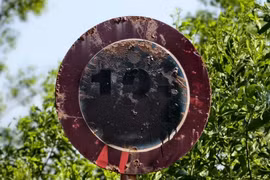 Điều tra vụ biển báo giới hạn tải trọng trên tuyến đường phục vụ dự án sân bay Phù Cát bị bôi đen.