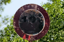 Điều tra vụ biển báo giới hạn tải trọng trên tuyến đường phục vụ dự án sân bay Phù Cát bị bôi đen.