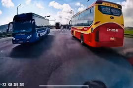 Lực lượng Cảnh sát giao thông xử lý tài xế 2 xe khách Gia Lai vượt ẩu trên quốc lộ 1 qua địa bàn Tuy Hòa, tỉnh Đắk Lắk.