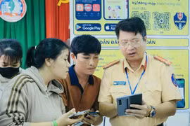 Phòng CSGT Công an tỉnh Gia Lai giới thiệu người dân tính năng nhắc thời hạn đổi bằng lái trên VNeTraffic.