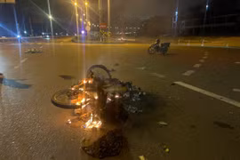 Tai nạn trên quốc lộ 19 mới khiến 3 người bị thương, xe máy bốc cháy dữ dội.