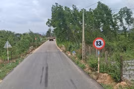 UBND xã Hòa Hội đã khắc phục các biển báo giới hạn tải trọng 13 tấn bị bôi đen trên tuyến đường phục vụ dự án sân bay Phù Cát.