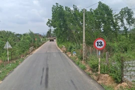 UBND xã Hòa Hội đã khắc phục các biển báo giới hạn tải trọng 13 tấn bị bôi đen trên tuyến đường phục vụ dự án sân bay Phù Cát.