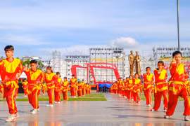 Võ Việt nối những vòng tay