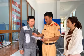 Cán bộ Phòng Cảnh sát giao thông Công an tỉnh Gia Lai hướng dẫn người dân thực hiện thủ tục đổi, cấp lại giấy phép lái xe.