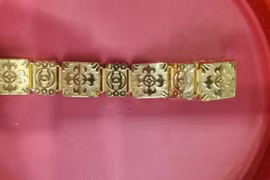 Lắc tay giả mạo nhãn hiệu Chanel phát hiện tại hiệu vàng T.T. ở phường Bồng Sơn.