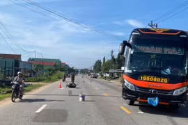 Hiện trường vụ tai nạn trên quốc lộ 1A qua địa bàn xã Phù Mỹ sáng 12-10.