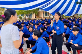 Cán bộ Sở Tư pháp hướng dẫn học sinh Trường THPT Nguyễn Hồng Đạo (xã Hòa Hội) tham gia cuộc thi tìm hiểu pháp luật trực tuyến.