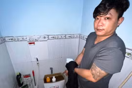 Đối tượng Thắng và két nước bồn cầu nơi cất giấu ma túy.