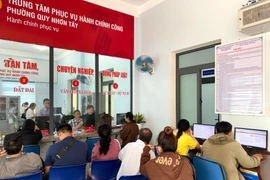 Người dân phường Quy Nhơn Tây chờ làm thủ tục tại Trung tâm Phục vụ hành chính công.