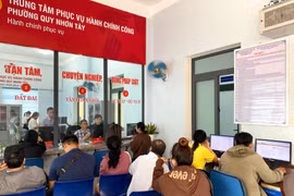 Người dân phường Quy Nhơn Tây chờ làm thủ tục tại Trung tâm Phục vụ hành chính công.