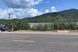 Hiện trường vụ tai nạn chỉ còn lại thi thể nạn nhân và chiếc xe mô tô nằm ở lề đường.