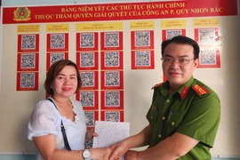 Chị Vy viết thư cảm ơn Công an phường Quy Nhơn Bắc sau khi nhận lại 750 triệu đồng chuyển nhầm.