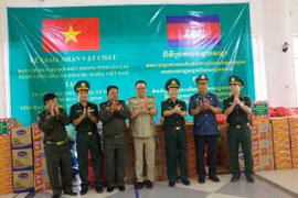 Ban Chỉ huy BĐBP tỉnh Gia Lai trao nhu yếu phẩm cho các đơn vị bảo vệ biên giới tỉnh Ratanakiri
