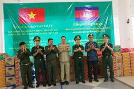 Ban Chỉ huy BĐBP tỉnh Gia Lai trao nhu yếu phẩm cho các đơn vị bảo vệ biên giới tỉnh Ratanakiri