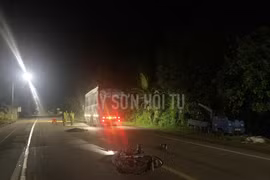 Thanh niên tử vong tại chỗ ngay khi xe tải và xe máy va chạm trên quốc lộ 19 (qua xã Bình Phú, Gia Lai) vào rạng sáng 17-10.