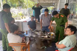 Các đối tượng bị Công an phường An Khê bắt quả tang khi đang đánh bạc.
