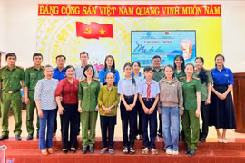 Hai em Mai và Tài trở thành con nuôi của cán bộ, chiến sỹ Công an phường Hoài Nhơn.