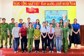 Hai em Mai và Tài trở thành con nuôi của cán bộ, chiến sỹ Công an phường Hoài Nhơn.