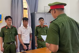 Công an đọc lệnh bắt đối tượng Nguyễn Đức Ninh.