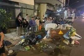 Xe máy đâm vào xe thu gom rác trên đường Lý Thái Tổ (phường Diên Hồng, tỉnh Gia Lai) khiến người đàn ông bị thương.