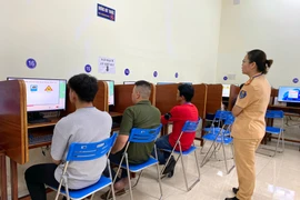 Học viên sát hạch lý thuyết tại Trung tâm Đào tạo nghiệp vụ Giao thông vận tải Bình Định.
