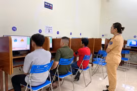 Học viên sát hạch lý thuyết tại Trung tâm Đào tạo nghiệp vụ Giao thông vận tải Bình Định.