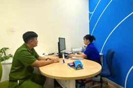 Cán bộ Công an phường An Khê làm việc với nhân viên ngân hàng để xác minh thông tin.