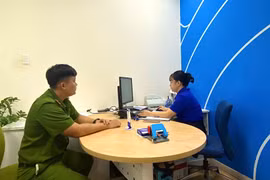 Cán bộ Công an phường An Khê làm việc với nhân viên ngân hàng để xác minh thông tin.