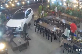 Ô tô lao vào quán nhậu ở xã Bình Dương khiến người phụ nữ tử vong.