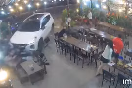 Ô tô lao vào quán nhậu ở xã Bình Dương khiến người phụ nữ tử vong.