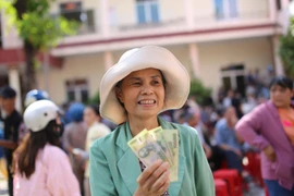 Người dân phấn khởi nhận quà Tết Độc lập