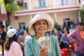 Người dân phấn khởi nhận quà Tết Độc lập