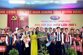 Không tặng bức trướng của Ban Chấp hành Đảng bộ tỉnh cho các Đảng bộ trực thuộc Tỉnh ủy nhân dịp Đại hội Đảng. Ảnh: A-Khang