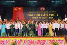 Ban Chấp hành Đảng bộ Ban Chỉ huy Phòng thủ khu vực 1 - Hoài Nhơn Nam ra mắt và chụp ảnh lưu niệm với các đại biểu.